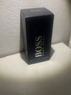 BOSS Bottled Night parfym 100 ml - BOSS Bottled Night helt ny endast testad köpt för 1249kr från joom. Säljer pga fel köp . Pris går o diskutera