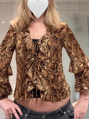 Jätte snygg zara blus - skit skygg Zara blus som går att knuta i fram. Om du har några frågor är det bara att skriva🤍