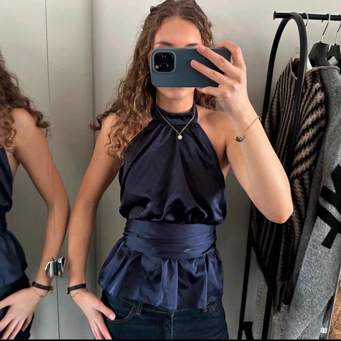 Mörkblå satin halterneck topp