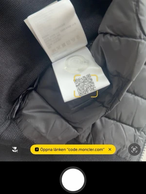 Svart dunväst från Moncler - Snygg svart dunväst från Moncler med klassisk quiltad design och diskret Moncler-logga. Storlek M som passar en S