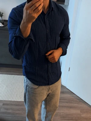 Massimo Dutti Skjorta  - Mörkblå Massimo Dutti Skjorta, 100% linnen