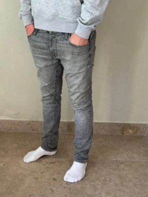 Jack & Jones jeans - Säljer ett par Jack & Jones jeans | modell: slim Glenn | storlek W: 28 L30  | fint skick förutom en lagning i skrevet, syns inte under användning | hör av er om ni har några funderingar  