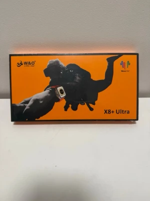 X8+ Ultra smartklocka svart - Säljer en X8+ Ultra smartklocka från W&O med svart silikonarmband och fyrkantig urtavla. Klockan levereras i originalförpackning med laddkabel. Perfekt för dig som vill ha koll på träning och hälsa med stilren design.