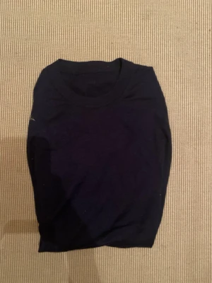 Svart långärmad topp - En enkel svart långärmad topp med rund halsringning. Perfekt basplagg att matcha med olika stilar. Tillverkad i 100% cashmire som känns skönt mot huden. Tveka inte på att höra av dig!                         Mvh Sam