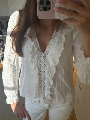 Söt vit blus  - Säljer en fin vit blus från Zara. Nästan aldrig använd, storlek xs. Kommer i fint skick! 🥰