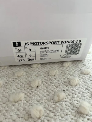 Adidas JS Motorsport Wings 4.0 sneakers - Unika Adidas JS Motorsport Wings 4.0 sneakers i blått, grönt och rosa med ikoniska vingar på sidan. Skorna har högt skaft, svarta sulor och klassiska tre ränder i rosa/lila. Perfekta för dig som vill sticka ut med färg och cool design.