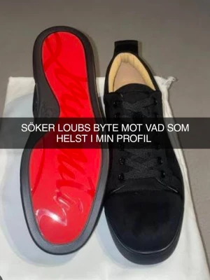 SÖKER louboutins svarta utan spikar storlek 42-43 kontakta om du har - Byte mot vad som helst i min profi kan ta flera grejer oxål och behöver de utan spikar förutom monclern BEHÖVER AKUT!!!!