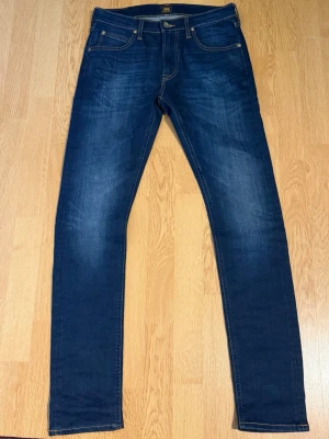 Lee jeans  - Säljer dessa lee jeans som är riktigt bekväma och har en go stretch i brallan storleken är 28 32 men midjan passar mig som har 30. Hör gärna av er vid prisförslag eller frågor🤝