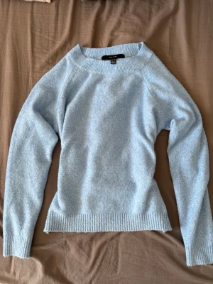 Ljusblå stickad tröja Vero Moda - Mysig ljusblå stickad tröja från Vero Moda med rund halsringning och ribbade muddar vid ärmslut och nederkant. Perfekt för lager på lager och enkel att matcha med jeans eller kjol. Materialet känns mjukt och behagligt mot huden. Aldrig använt.