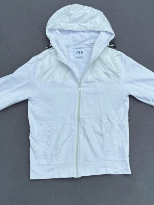 Vit cardigan  - Clean vit cardigan med luva i fint skick, perfekt nu inför hösten.Storlek M, sitter som M/S. 