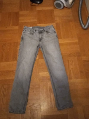 Ljusblå straight fit jeans - Säljer ett par ljusblå jeans med rak passform (straight regular fit). Klassisk femficksmodell och normal midja. Jeansen är i denim och har en enkel, tidlös look som passar till det mesta. Perfekta för dig som gillar en avslappnad stil.