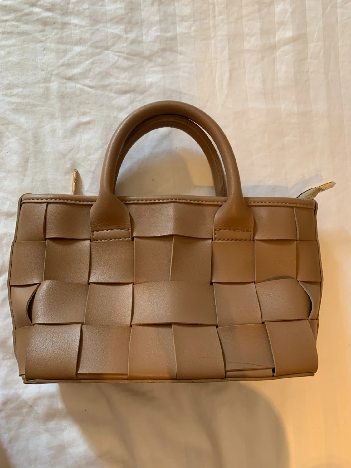 Beige flätad handväska i läderimitation - 5