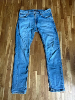 Ljusblå jeans från Nudie Jeans - Säljer ett par ljusblå jeans från Nudie Jeans i modellen Lean Dean med strlk 33/32