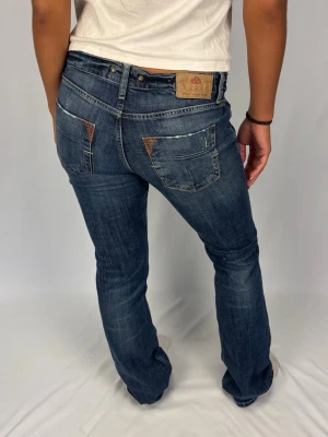 Lågmidjade Jeans - Jättesnygga lågmidjade Fornarina jeans | Storlek 31 | Jättefint skick! | Jag är 168cm lång och väger 60kg | Mått: Ytterbenslängd: 110cm. Midjebredd: 42cm. Lårbredd: 27cm. Fotöppning: 23cm. Kontakta mig vid fler frågor eller funderingar!💗