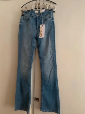 Blå bootcut jeans från ONLY - Helt nya as snygga only jeans. Storlek M,32, men skulle säga att de sitter som en S!!