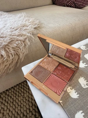 Glowgasm Face Palette Charlotte Tilbury - Glowgasm Face Palette från Charlotte Tilbury med fyra skimrande nyanser i brons, champagne, rosé och persika. 