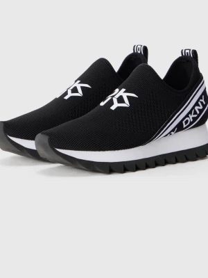  DKNY - Snygga svarta slip-on sneakers från DKNY med vit logga på ovansidan och DKNY-tryck på sidan. Ovandelen är i stickad mesh för skön andningsförmåga och sulan är vit med svarta detaljer och sågtandad kant. Perfekta för en sportig och trendig look.     Kostar 1600 helt nya fick de i present