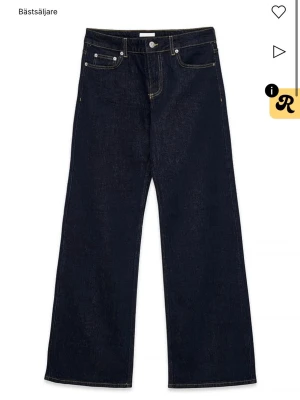 Mörkblåa raka jeans med hög midja - Säljer ett par mörkblå jeans med raka, vida ben och låg midja från NAKD. Väldigt bra skick och väldigt snygga på. Säljer då jag inte använder de längre