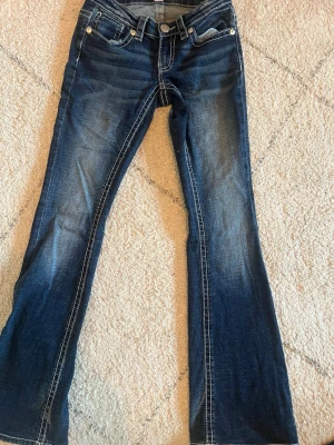 Mörkblå bootcut jeans med brodyr - Supperfina mörkblåa jeans ifrån Gina, köpt i Tall XS men de är uppsydda 8 cm (pris kan diskuteras) 💗💗🫶🏻😇🙌🏼