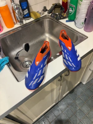 Adidas predator laceless - Säljer mina Adidas Predator Elite Laceless fotbollsskor i storlek 42. Riktigt fina och professionella fotbollsskor i blå/orange färg.                                                                                        Köpta för 3049!