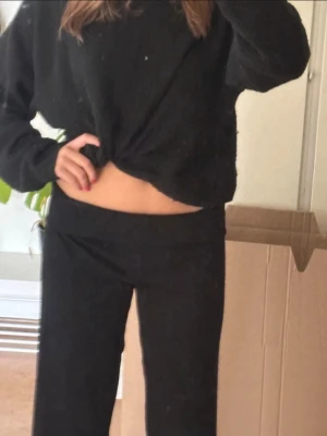 Svarta mjukisbyxor med rak passform - Säljer ett par svarta mjukisbyxor med rak passform och hög midja. Byxorna är i mjukt och stretchigt material, perfekta för chill dagar hemma eller när du vill vara bekväm. Klassisk look utan synliga loggor eller detaljer.