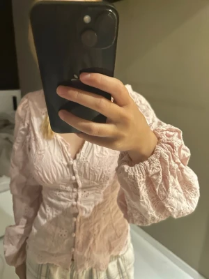 Ljusrosa blus med broderade detaljer - Supersöt ljusrosa blus med broderade detaljer. Kameran ger inte färgen en rättvis bild utan den är lite mer rosa irl. 