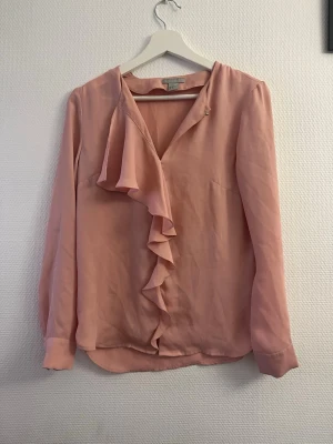 Koral blus - En jättefin blus, en liten fläck ( se bild 4 )