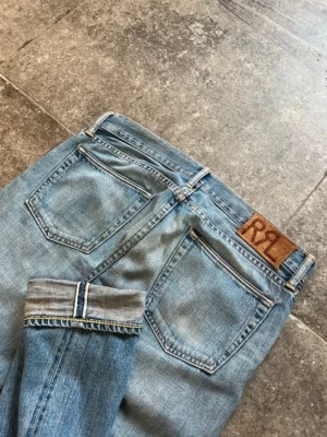 Vintage Selvedge Double RL Ralph Lauren Jeans - tja! säljer nu mina rrl jeans med sjukt feta fades👏 de sitter slim/straight🥹 strlk 31 o i riktigt bra skick bortsett från en lagning längs skrevet🫡 tveka inte på att skriva ifall ni har fler frågor😉