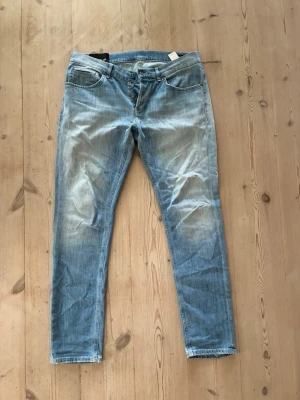 Dondup Jeans - Säljer nu dessa Dondup jeans då jag ej använder dem för länge därför att jag anser att de sitter för tajt på mig. Ställ gärna frågor och skicka prisförslag. Pris ej satt i sten.