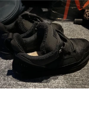 UGG lowmel - Ett par ugg lowmels i svart, storlek 42. Väl omhändertagna använda ett par få gånger förra vintern men är lite för små för mig. Nypris 2000kr