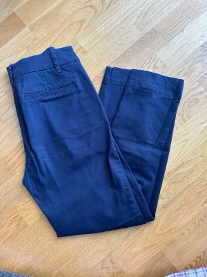 Ankellånga chinos  - Snygga marinblå chinos med slits nedtill, ankellånga