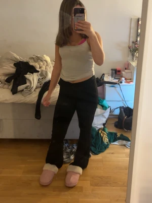 Svarta utsvängda leggings - Säljer ett par svarta gym byxor med utsvängda ben. De har hög midja och är gjorda i ett stretchigt, mjukt material som sitter skönt på kroppen. Använd en gång. 