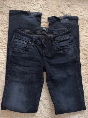 LTB jeans - Svartblåa lågmidjade jeans från LTB i modellen valerie, storlek 24/32. Lite slitna längst ner men inget man tänker på