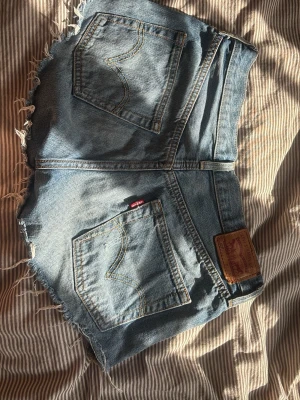 Blå jeansshorts med fransar - Säljer mina Levis jeans shorts. De är strl S och väl omhändertagna. Hör av vid funderingar 😊 