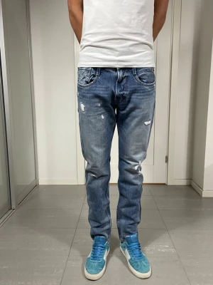 Replay Anbass Jeans - Säljer nu dessa Replay Anbass Jeans med snygga slitningar i populär design, W32 o L32 med mått ca 41 o 103 cm. skriv för fler bilder/frågor🙌🏼