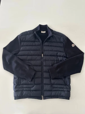 Moncler cardigan  - Säljer min moncler cardigan som är i en fint skick. Storlek medium och den är navy. Inga defekter, hör av er vid frågor.
