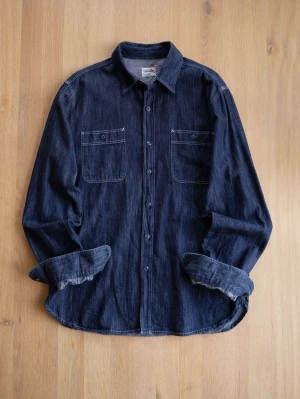 Bellerose Workers Shirt, size L - Säljer en mörkblå jeansskjorta med två bröstfickor och knappar framtill. Skjortan har klassisk krage och långa ärmar som kan vikas upp för en avslappnad look. Perfekt till jeans eller chinos för en cool vardagsstil.