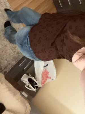 Ljusblå bootcut jeans - Säljer ett par ljusblå bootcut jeans med klassisk femficksdesign och normal midja. Jeansen har en lätt tvättad look och är tillverkade i denim med lite stretch för skön passform. Perfekta för dig som gillar en avslappnad och trendig stil.