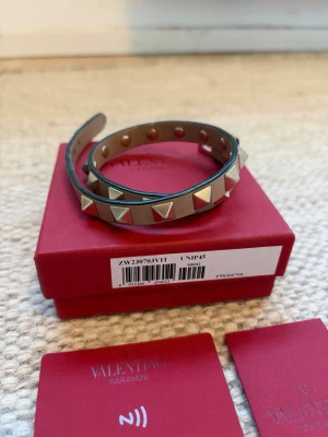 Valentino armband - Säljer mitt superfina dubbla valentinoarmband. Det är en mörkare beige färg. Köptes begagnat. Box och tillkommande lappar kommer med. Hör av dig vid frågor❤️