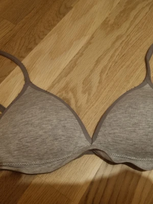 Ljusgrå bygellös bh med smala band - Från lindex. Strl 70A. Väl använd men funkar super. Nypris 199. Skriv om ni har frågor eller prisförslag! Säljer likadana i svart och vit