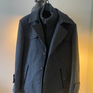 Fhield jacket - Säljer en field jacket den är i storlek s vet inte märket. Men tror den är köpt från zalando då jag köpte den va en kompis. Den har tappat en knapp som jag dock nu har ersatt med en större svart, vilket självklart drar ner skicket lite. Men de är bara att skriva om ni undrar något eller vill ha fler bilder! :)