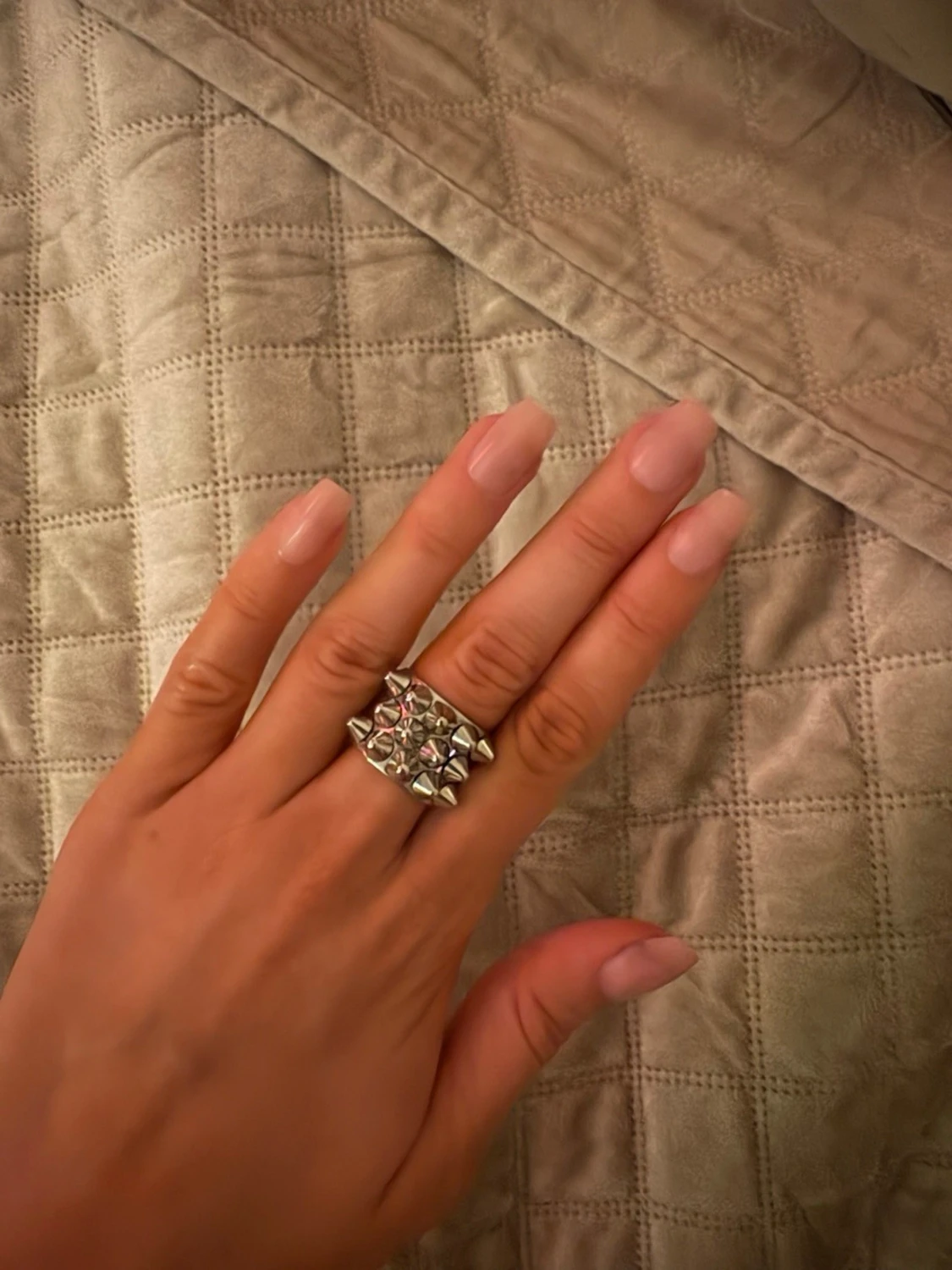 Bred silverfärgad ring med nitar