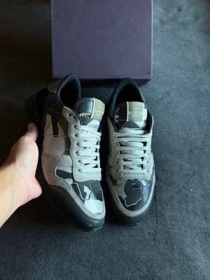 Valentino rockrunners|42/43 - Valentino rockrunners|Storlek:42 passar 43|Skick:8/10|Og:Box (OG medföljer vid köp vi fullpris eller överänskommelse) tar ej returer om ni köpt utan att läsa!😀|Nypris: Ca 8000kr!