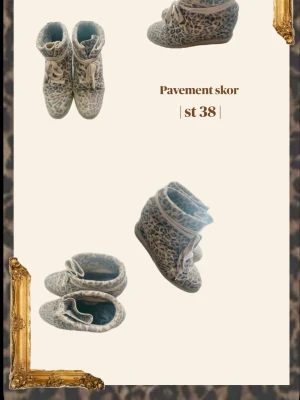 Trendiga Pavement Kilklackar i Leopard - Stl 38 | Ett riktigt fynd! - Säljer ett par snygga leopardmönstrade kilklackar med snörning och mjuk ovandel. Skorna har en beige-brun färgskala och en platt sula. Perfekta för dig som vill sticka ut med ett djurmönster i din outfit✨