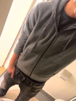 (SÄLLSYNT) Polo Ralph Lauren grå teddy tröja - Schysst oanvänd mörkgrå ralph lauren zip i ett mörkgrått teddy material. Väldigt sällsynt och säljs till ett bra pris. 