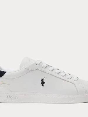 Vita sneakers från Polo Ralph Lauren - Stilrena vita sneakers från Polo Ralph Lauren med klassisk låg profil. Skon har svart logga broderad på sidan och detaljer i svart vid hälen. Tillverkad i slätt läder med vita snören och diskret präglad text på sulan.
