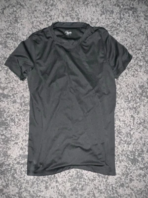 Svart t-shirt från Printer Red Flag - En stilren svart t-shirt från Printer Red Flag. Klassisk rund halsringning och korta ärmar. Tillverkad i mjukt material som känns skönt mot huden. Perfekt basplagg att matcha med allt i garderoben.