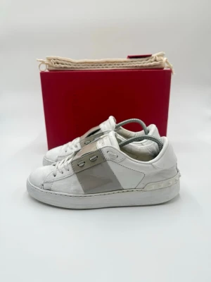Valentino sneakers  - Hej säljer nu dessa fina valentino open skor  Skick enligt bilder  Postar snabbt och smidigt   Hör av er vid frågor eller funderingar