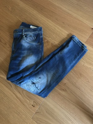 Dondup med slitningar  - Dondup  Modellen är skinny Alex och är 177cm midjan 30W helt nya  pris är kan diskuteras!😇