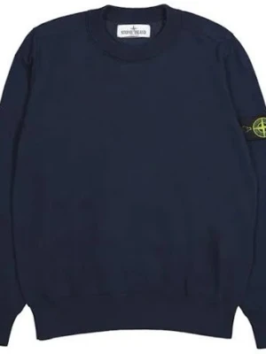 Mörkblå sweatshirt från Stone Island - Mörkblå sweatshirt från Stone Island med klassisk rund halsringning och ikonisk logotyp-patch på vänster ärm. Tröjan har ribbade muddar vid ärmslut och nederkant. Perfekt för en clean och stilren look.